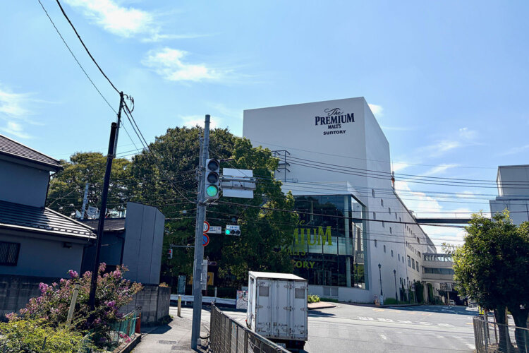 『サントリー〈天然水のビール工場〉東京・武蔵野』。プレミアムモルツの工場見学は大人気！ 