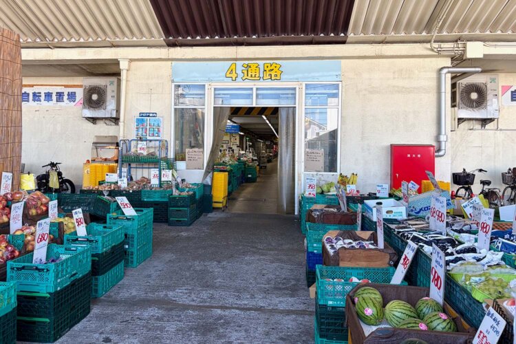 取材時は午後。プロの買い付けのピークは過ぎ、一般のお客さんもちらほら。