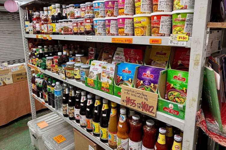 ナンプラーやチリソースなど、見覚えもある調味料もあれば……、