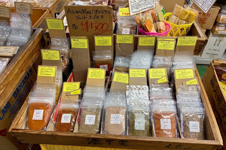 オリジナルブレンドスパイスは各500円。「オッカケマーラー」「かほりむらさき」などネーミングも光る。