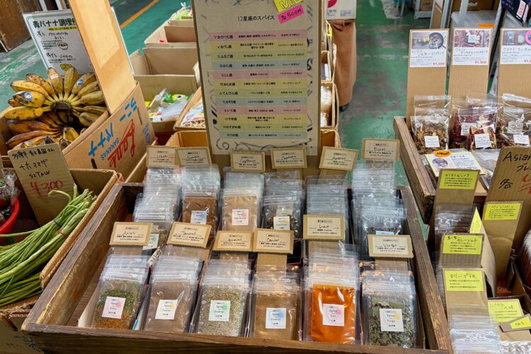 12種類の小袋が並んでいるが……。