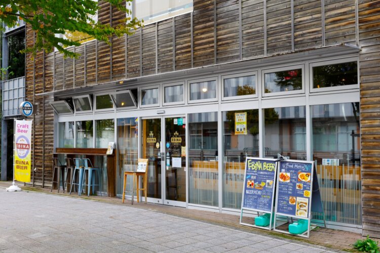 『EBINA BEER』。JR相模線海老名駅東口から徒歩4分、小田急小田原線・相鉄本線海老名駅東口から徒歩6分。