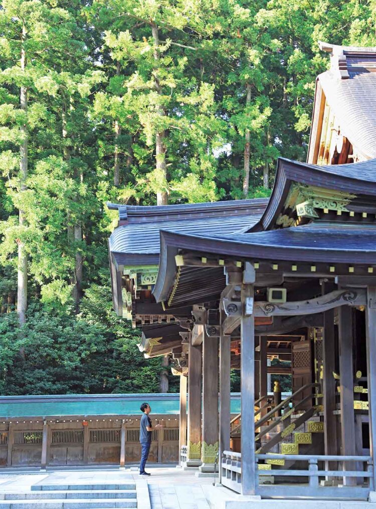拝殿は東京・明治神宮も手がけた伊東忠太の設計。