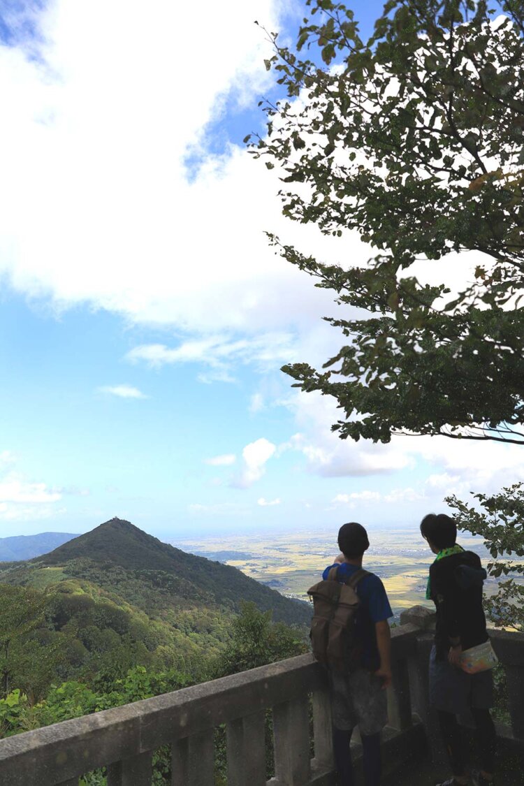 弥彦山山頂付近から越後平野を一望。