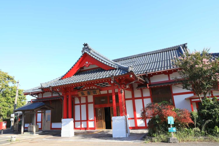 彌彦神社をイメージした弥彦駅。