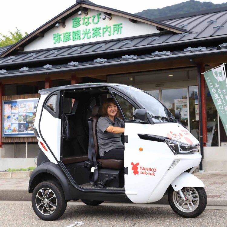 弥彦観光協会ではEV-TトゥクトゥクUKTUKを貸し出し。60分コース4000円～、Webサイト「弥彦ぷちたび」予約フォームから前日17時までに要予約。