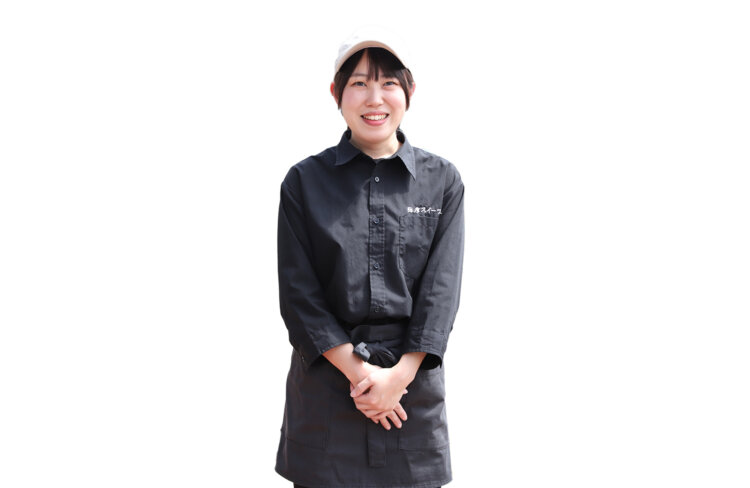『弥彦スイーツ』店長の小黒有紗さん。「月の弥彦菊まつり開催時期限定のあんをのせた団子もお楽しみに！」。