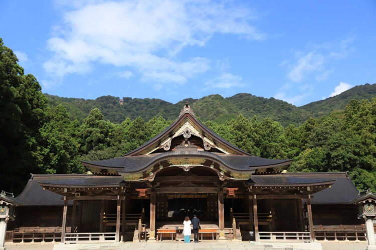 大正5年（1916）再建の本殿･拝殿は、国登録有形文化財。御日供祭は3～12月の一部日程を除き、一般の参列も可能（6:50に御祈祷受付前集合）。