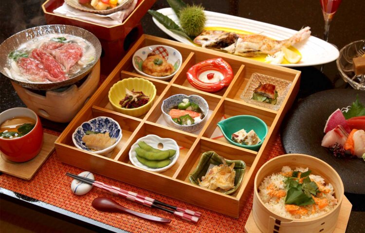 雪会席夕食の一例。市場のセリ権をもっており、鮮魚が自慢。この日は銀鮭のお造り、のどぐろの塩焼きなど。10月からは弥彦の新米も。