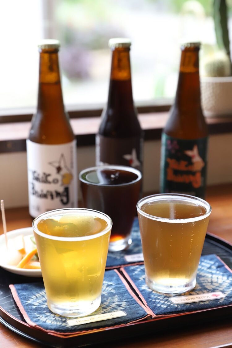 伊彌彦米（いやひこまい）を使った伊彌彦エール(手前)や伊彌彦スタウト(奥)などハーフ3種飲み比べ1700円。瓶ビール330mlは各880円。