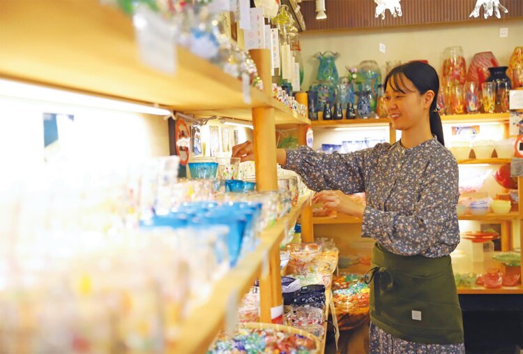 「グラスは飲み口を炎で炙り直してあり、口あたりやわらかです」とスタッフの軍司友里絵さん。