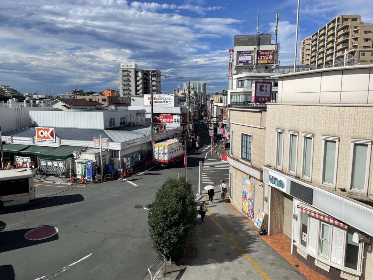 清瀬駅南口ロータリー（第三話「町に出かける」8ページ目6コマ目）。
