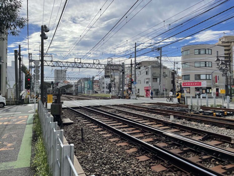 清瀬1号踏切（第三話「町に出かける」5ページ目5コマ目）。
