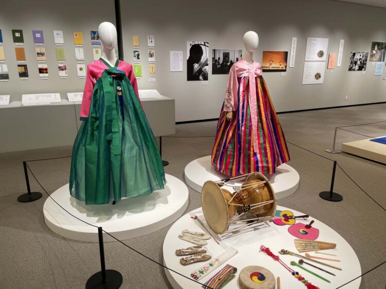 展示風景。展示されているチマチョゴリはそれぞれ別の入所者のもので、今回の展示にあたり着用の仕方や道具の使い方なども教えてもらったという。