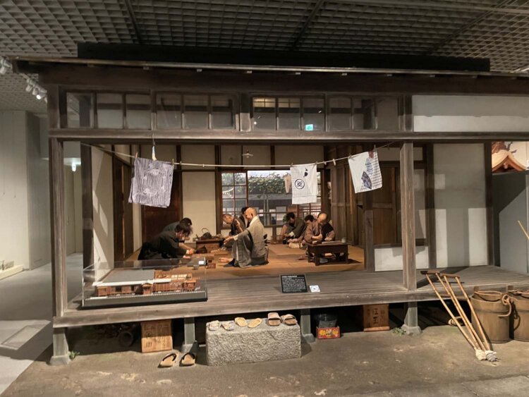 山吹舎1号室ジオラマ。12畳定員8人の雑居部屋で、作業後の取り立ててすることもない時間を、それぞれがなんとかやりすごしていたという。