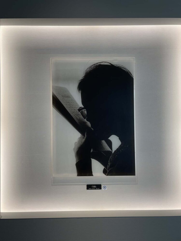 「舌読」の写真。視力と指先の感覚を失った人が、舌で点字を読むことを「舌読」という。