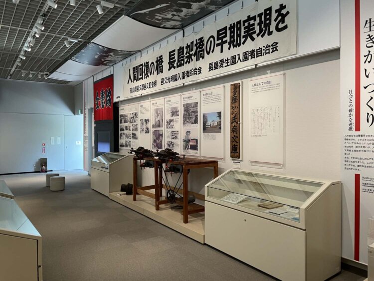 資料室3「生き抜いた証」の展示。