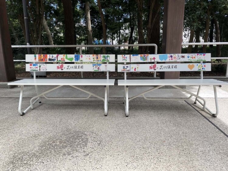 ベンチ。園児たちの絵がプリントされている。