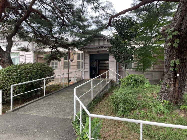 旧図書館（理・美容室）。