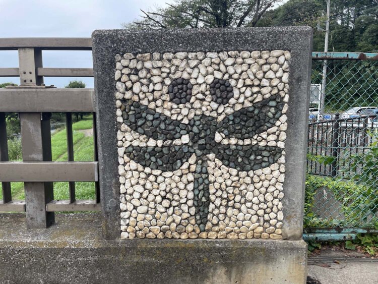 トンボ。漫画では歩道上に描かれている。