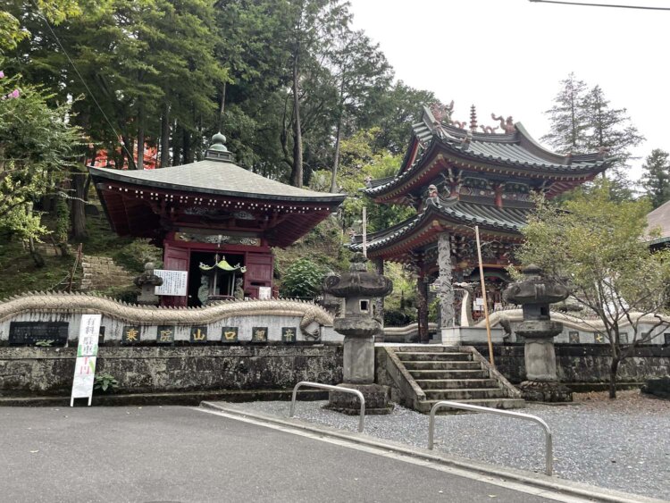 開山堂と七福神堂。
