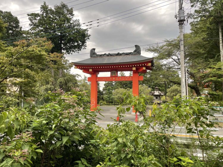 所沢武蔵村山立川線沿いにも五重塔への門が立つ。