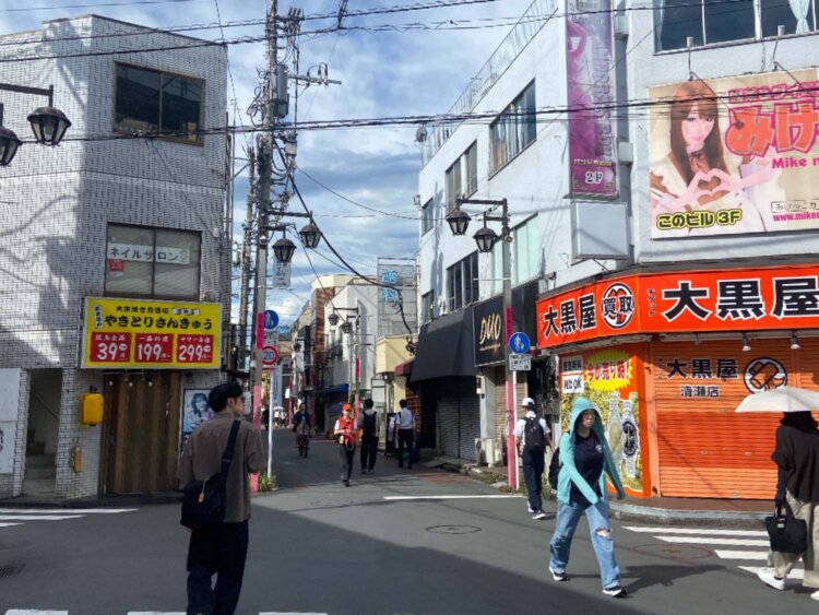 商店街（第三話「町に出かける」7ページ目6コマ目）。