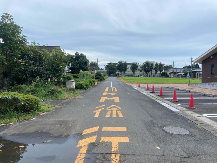 中央通り。10km徐行の文字。