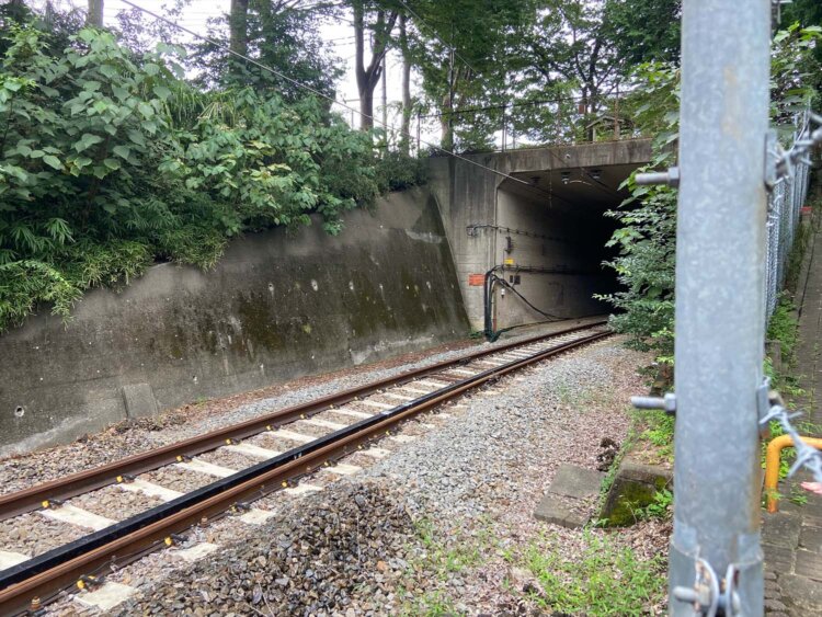 トンネル。上が神社境内。