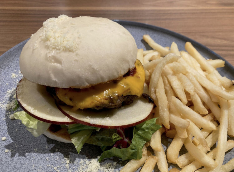 信州牛スノーバーガー（ポテトフライ付き）1380円。