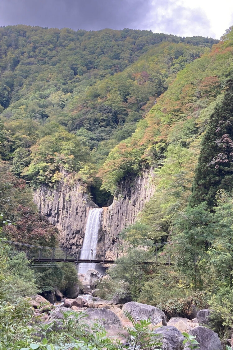 苗名滝の壮大な景色。