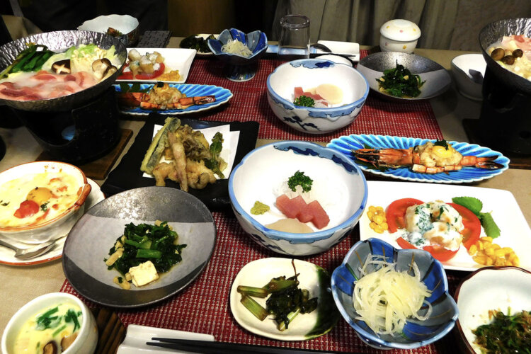 「旬を食べつくす“ケの日”宿泊プラン」の夕食。さらに数品追加された。