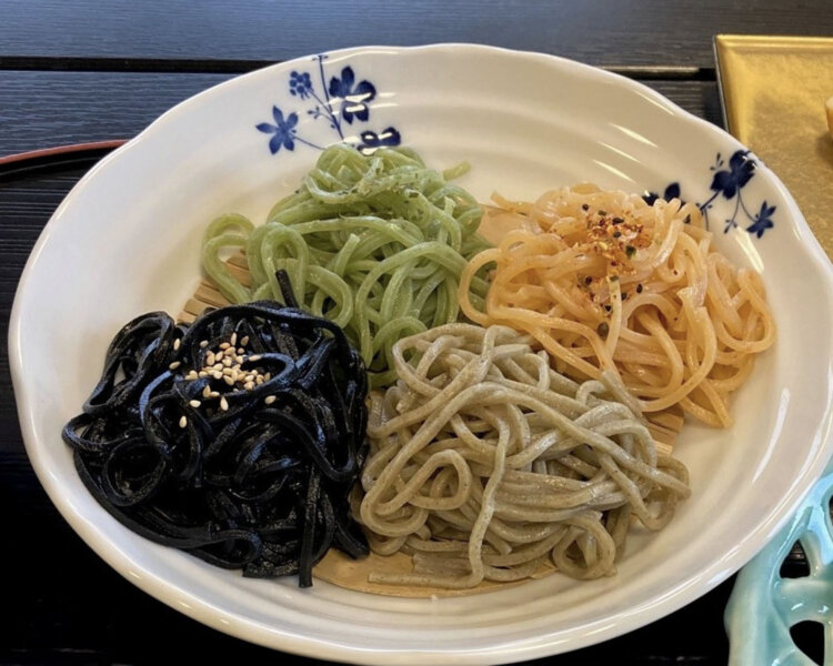 写真は黒・赤・緑にプレーンのtamamenを加えた特別メニュー。現在メニューをリニューアル中のため、tamamenを食べたい方は要問い合わせ。