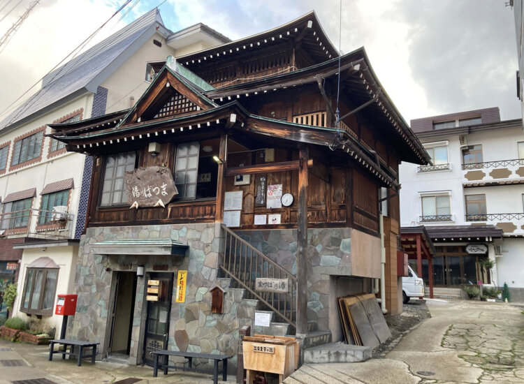 威風堂々な『松葉の湯』。1階階段前には玉子用の温泉もあり。