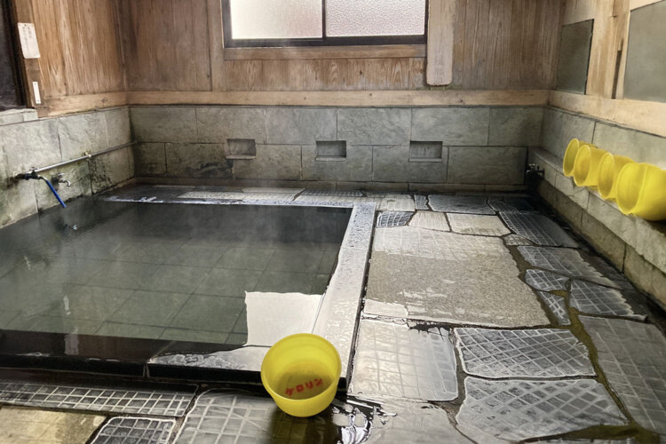 『松葉の湯』の浴室。源泉の温度は90度だ。
