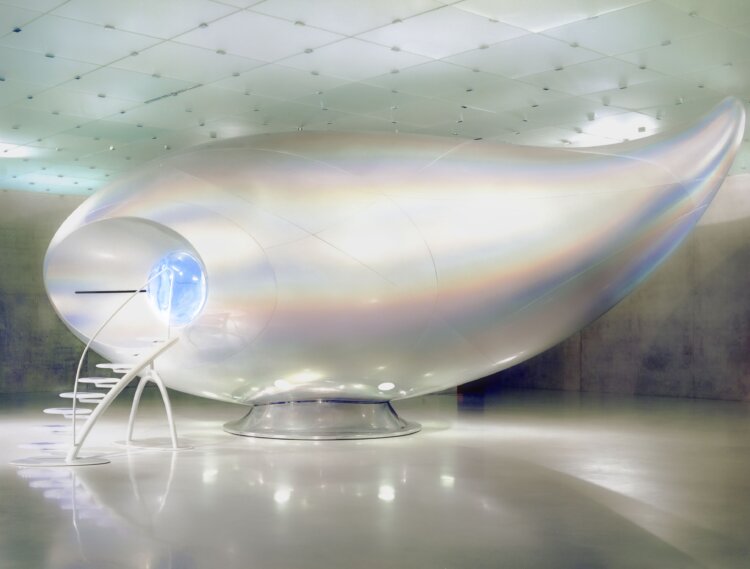 森 万里子 《Wave UFO》 1999-2002年 展示風景：「森万里子：Wave UFO」 ブレゲンツ美術館（オーストリア） 2003年 撮影：リチャード・リーロイド