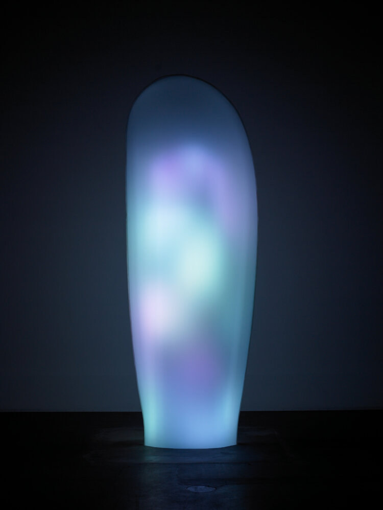 森 万里子 《トムナフーリ》 2006年 ガラス、ステンレス、LED、リアルタイム制御システム  327.4×115.3×39.6 cm  撮影：リチャード・リーロイド 画像提供：SCAI THE BATHHOUSE（東京）