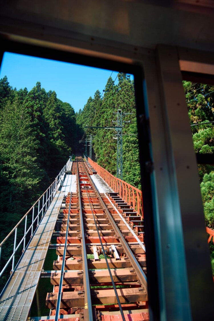 麓の滝本駅から山上の御岳山駅への平均勾配は22度、最高勾配は25度！