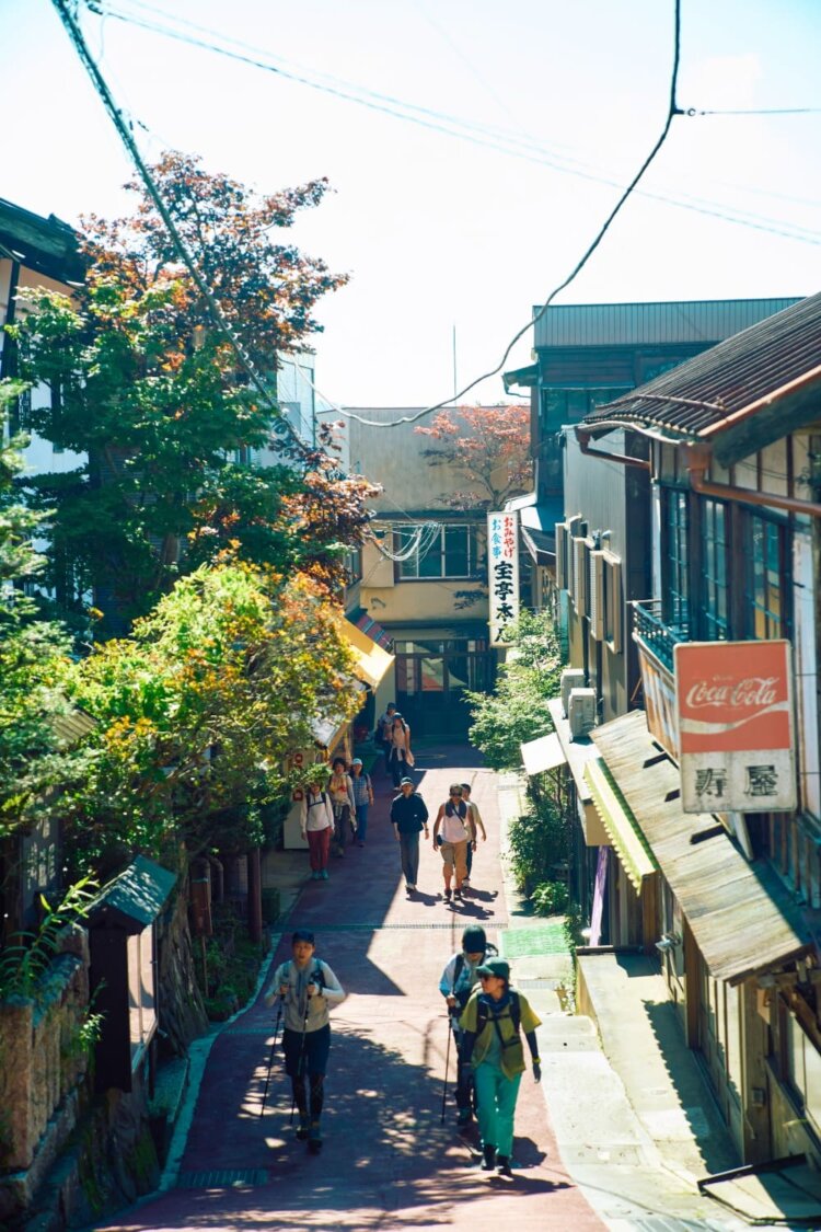 武蔵御嶽神社の参道商店街には土産物店、食事処に加え、湯処も立ち並ぶ。