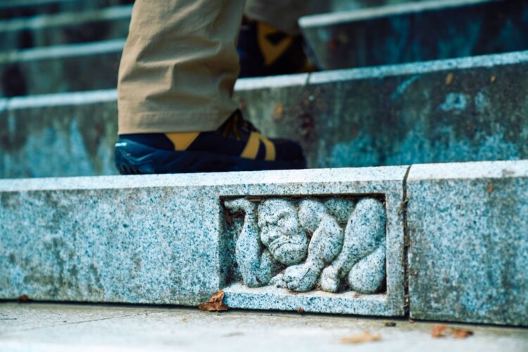 330段の石段にひそむのが、3つの天邪鬼（あまのじゃく） 。探しながら上れば足も軽やか？　鬼に厄災を渡して、清々しく参拝したい。