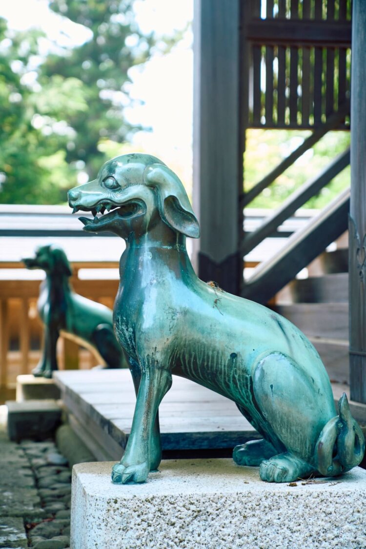 本殿の狛犬は犬ではなく、ニホンオオカミの姿だ。