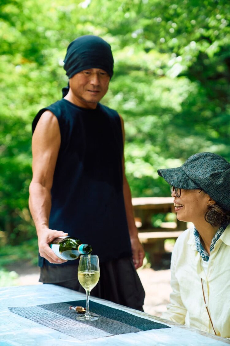 「一杯目はスッキリと白ワインもいいですよ」とJOJOさん。