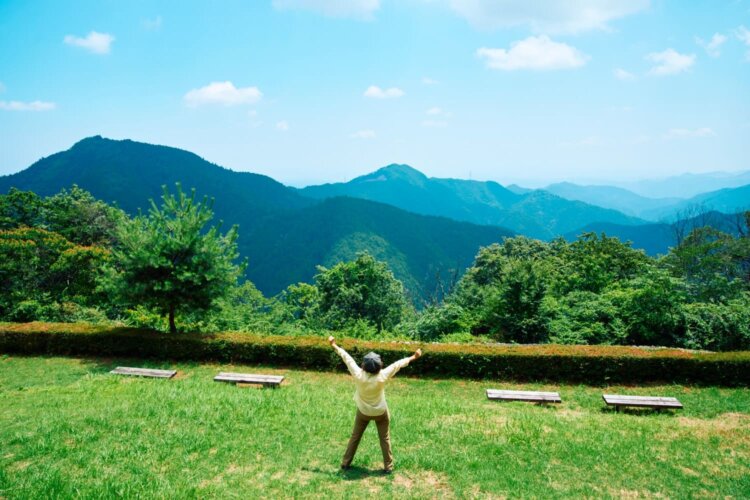 神社から近い長尾平は絶景スポット。尾根道の先に東屋が立ち、連なる山並みと開放感に心奪われる。横浜まで望めることもある。