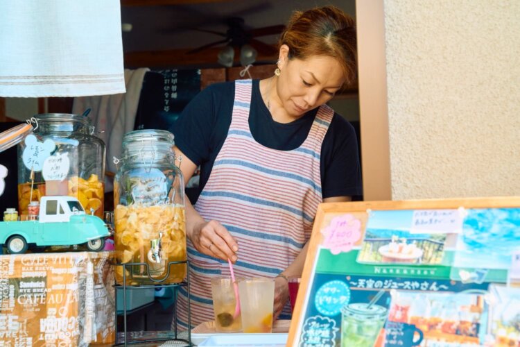 「フルーツシロップはソーダ割りもおいしいですよ～」と若女将。