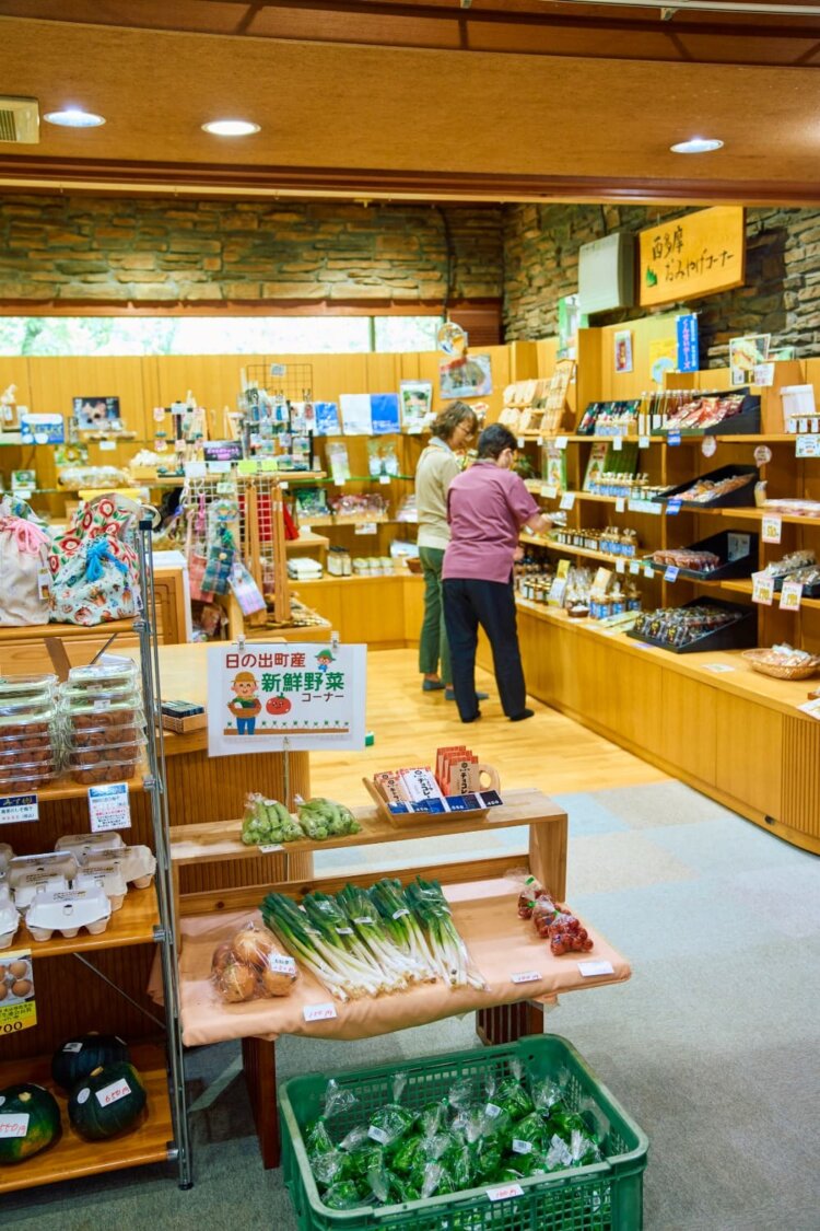 売店では、地元農家の朝採れ野菜がお値打ち。日の出町特産の燻製や漬物も人気。