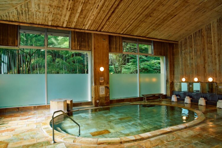 「生涯青春の湯」は石造りの円形風呂がゆったり広々。