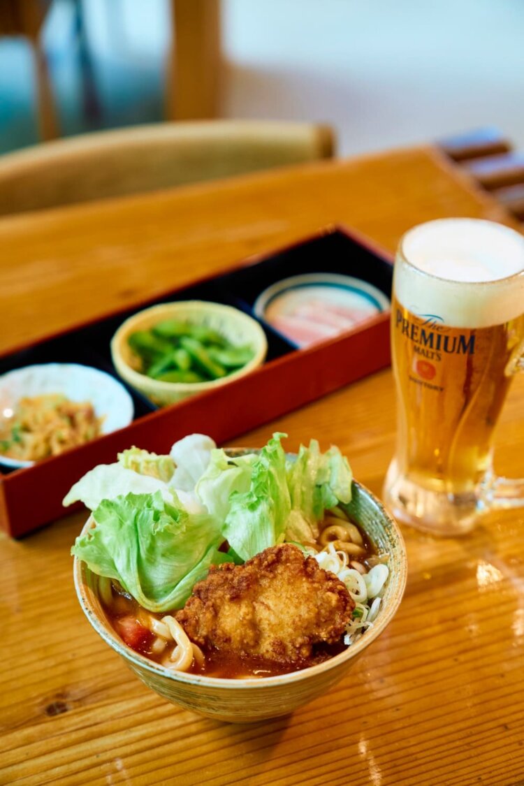 生ビールセット1200円で喉を潤したら、名物の赤いうどん900円で小腹を満たしたい。
