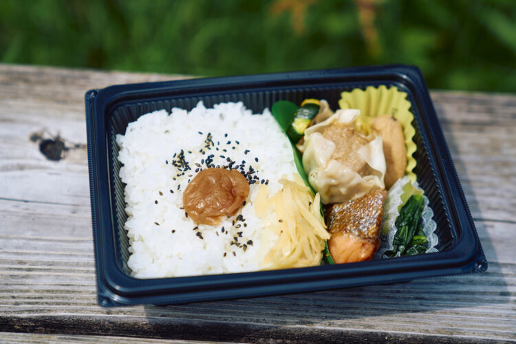 前日の12時までに『南山荘』に予約すれば、おかず満載のお弁当700円～が手に入る。