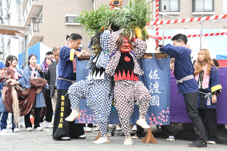佐渡名物の鬼太鼓は迫力満点！ 佐渡の郷土芸能を見られる珍しい機会だ。