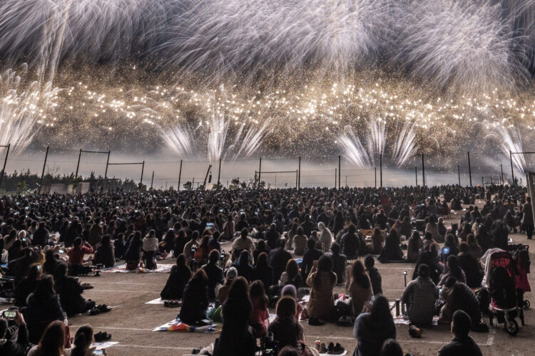 澄んだ秋の夜空に約1万5000発からなる豪華な花火ショーが繰り広げられる。